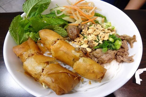 Noodle spring rolls